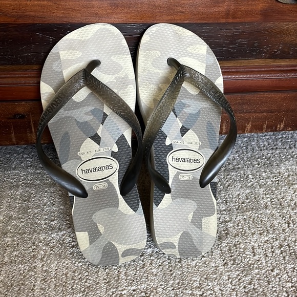Like NEW Havaianas Gray Camo Flip Flops, Thongs, Grey Havaianas, size 6 - Picture 1 of 10